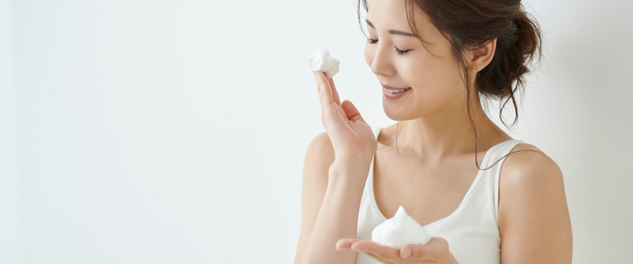 Girl applying Prolong Lash Foaming Cleanser to her eyes